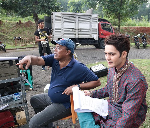 Ravi Bhatia Goda Fans Sedang Syuting