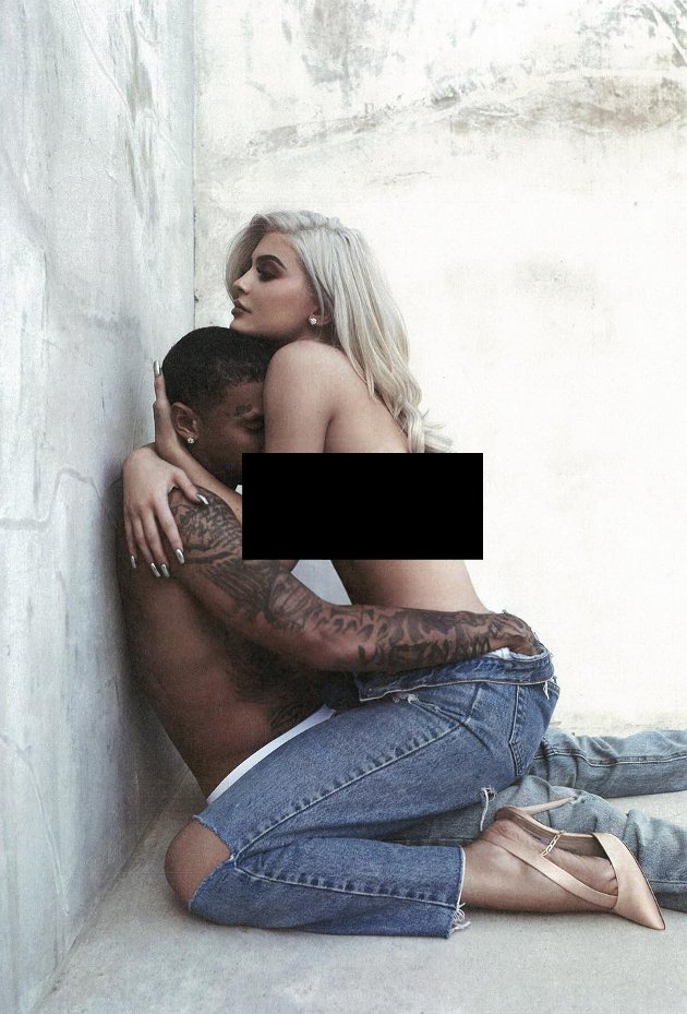 Kylie Jenner Beri Pelukan Panas