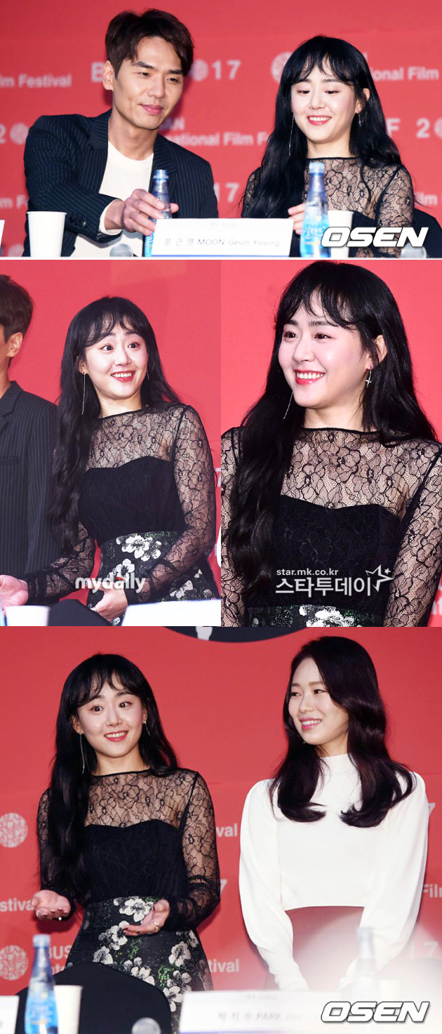 Tampil Serba Hitam Moon Geun Young Ceria di Jumpa Pers 