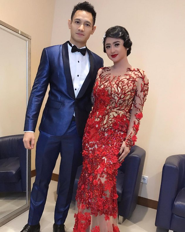 Serba Merah Dewi Persik Mempesona Pakai Gaun Akar di Serba Merah Dewi Persik Mempesona Pakai Gaun Akar di