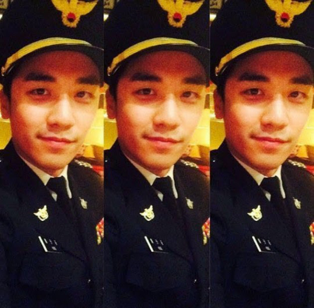 Seungri Big Bang pakai seragam polisi
