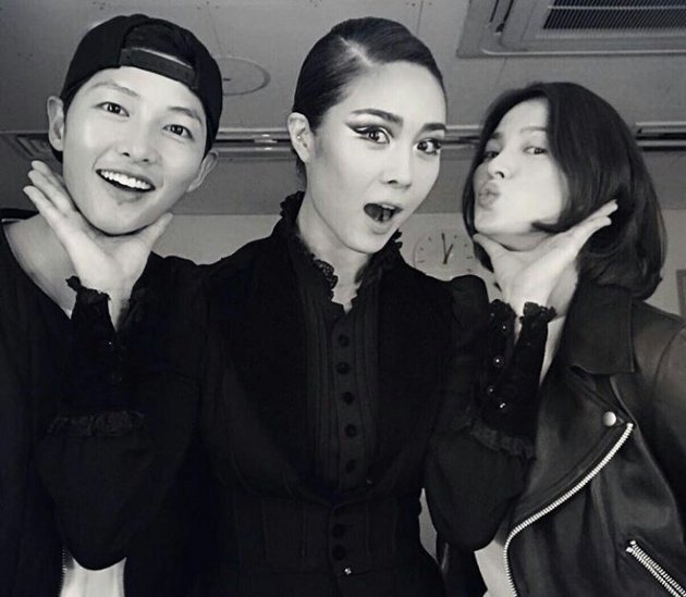 Kencan di Acara Musikal, Song Hye Kyo Pose Genit di Foto Bareng Song Joong Ki