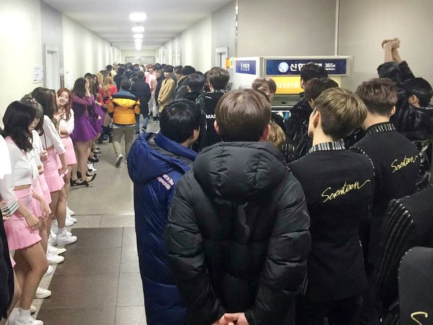 Antrian Panjang Para Idol Usai 'Music Bank' Selesai