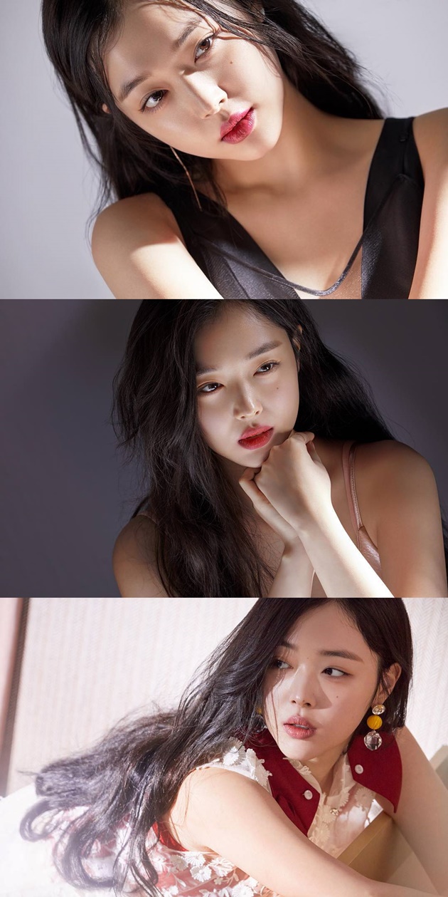 Jadi Model Brand Kosmetik, Sulli Tampil Elegan dan Makin Dewasa di Foto-Foto Ini