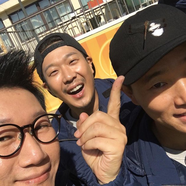 Kocaknya Ji Suk Jin Pamer Ada Capung di Topi Gary