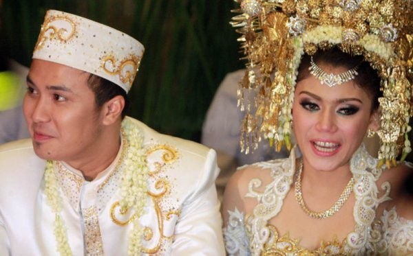 Thalita Latief dan Dennis 'Lyla' Tunda Bulan Madu Demi ...