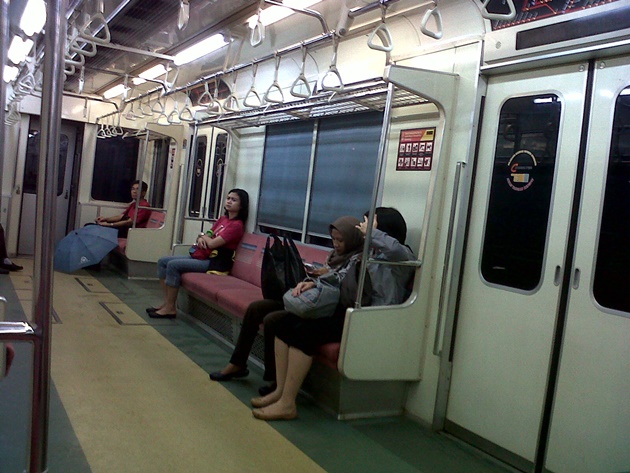 tips aman naik transportasi umum untuk cewek