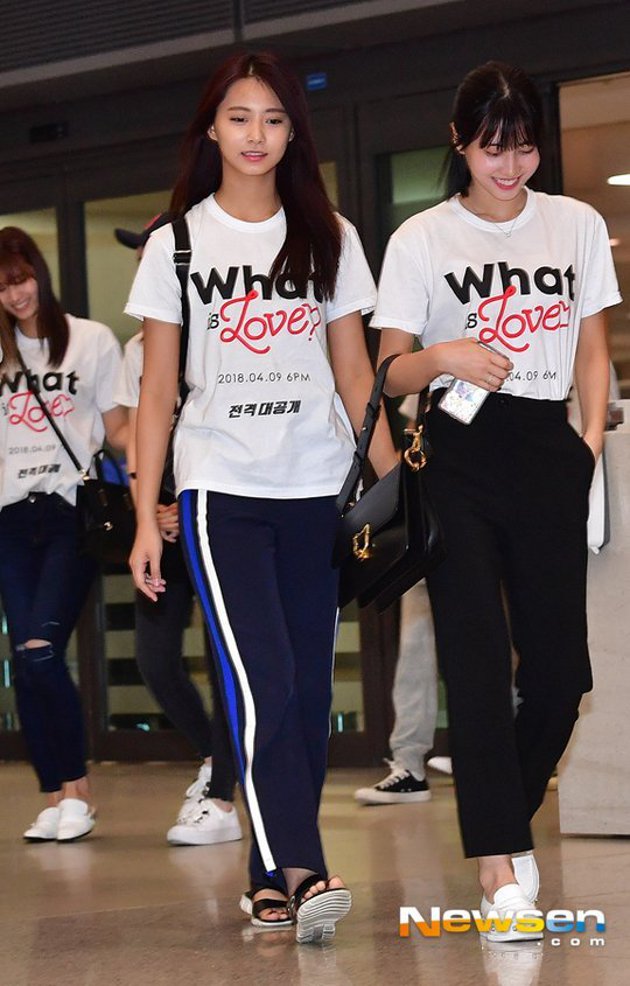 Kompak Pakai Kaus Promosi di Bandara, Twice Bikin Netter Kagum