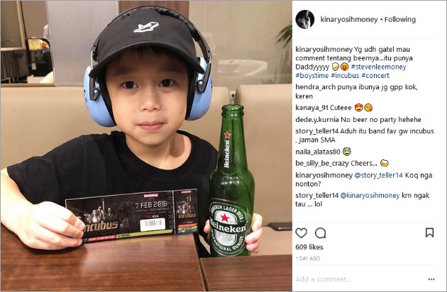 Foto Anak Kinaryosih Pegang Botol Bir