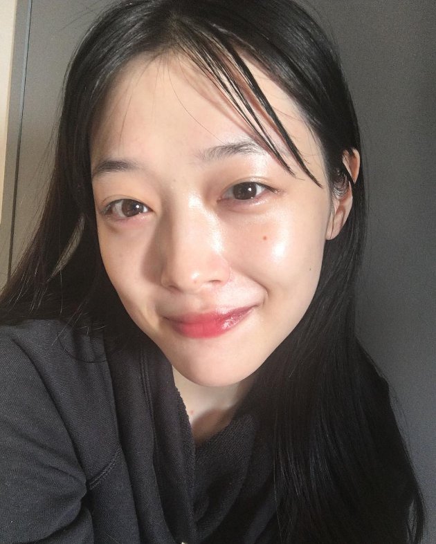 Sulli Bangga Pamer Wajah Berminyak