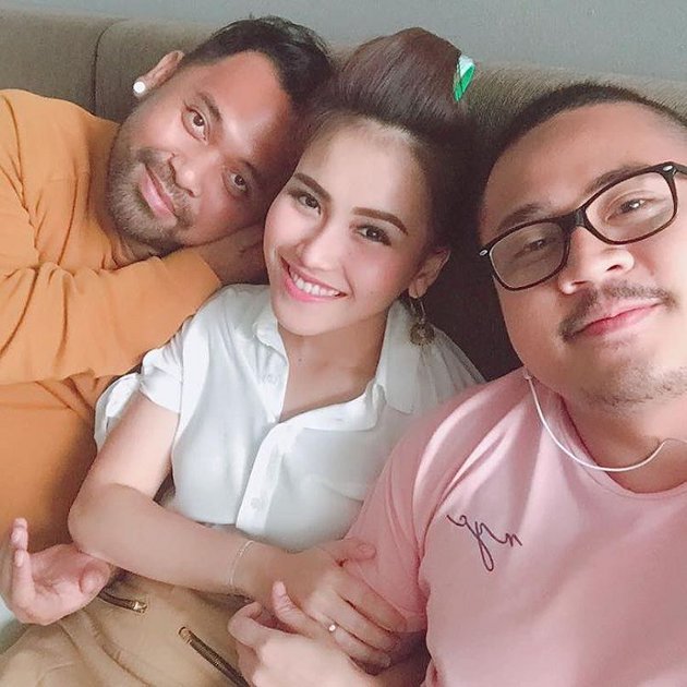 Ayu Ting Ting Diapit Dua Cowok