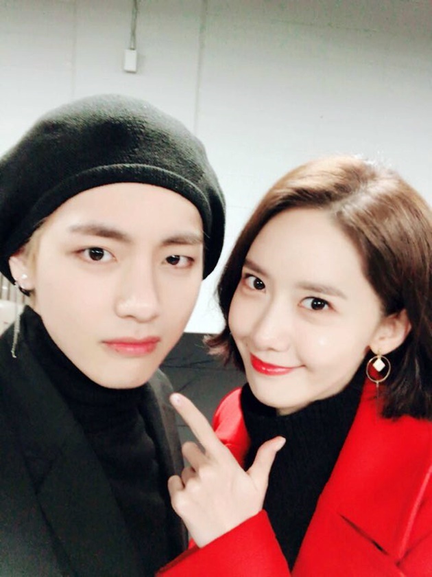V Disebut Fanboy Paling Beruntung Berkat Selfie Bareng Yoona