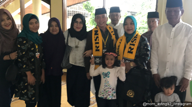 Status PNS Ayah Ayu Ting Ting Dipertanyakan Saat Pergi Umroh