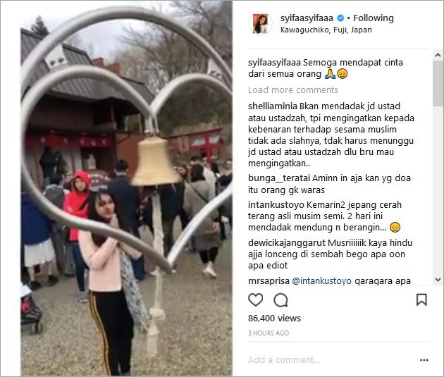 Adik Ayu Ting Ting Dikecam
Sembahyang di Kuil Jepang