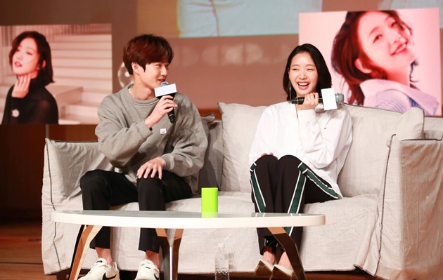 Suho Jadi Bintang Tamu Acara Fanmeeting Kim Go Eun dan Menceritakan Masa Kuliah Mereka