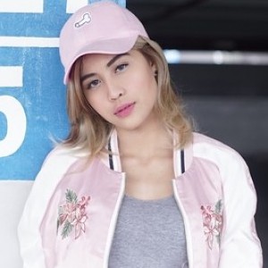 https://www.wowkeren.com/seleb/awkarin/