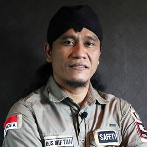 Get Gus Miftah Profil Background