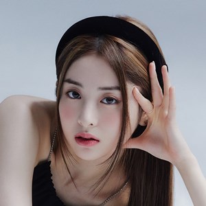 Huh Yunjin Profile Photo