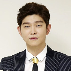 Yoon Kyun Sang: Berita, Foto, Video, Lirik Lagu, Profil & Bio | Halaman
